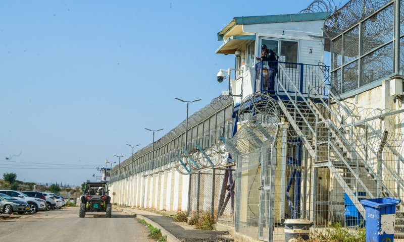 מהומה בכלא מגידו: אסירים ניסו לתקוף סוהר
