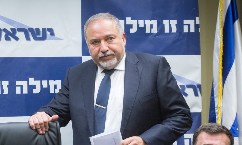 "חצית קווים אדומים": ליברמן צרח על ראש השב"כ