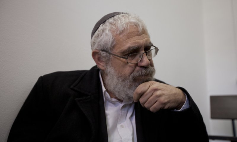 המתלונן נגד הרב אלון: "היה קשה לעצור אותו"