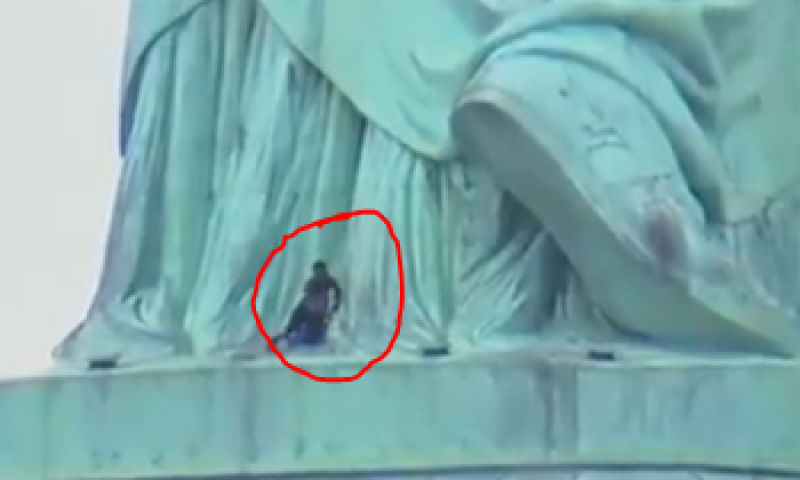 דרמה בניו יורק: אישה טיפסה על פסל החירות. צפו