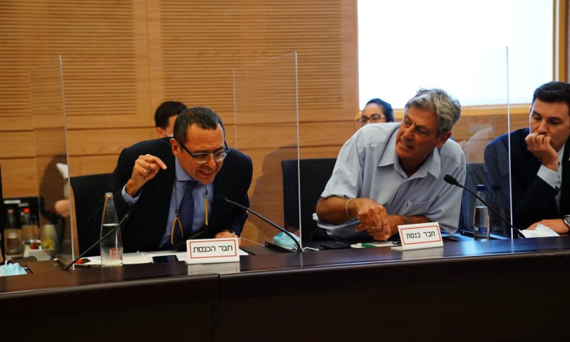 רגעי הכרעה: ועדת הכנסת דנה בחוק לדחיית התקציב