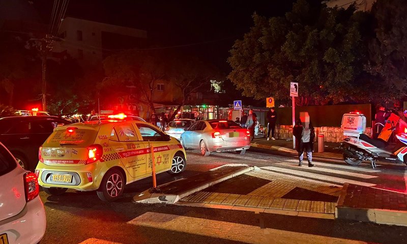 איבד שליטה על הרכב, פגע באישה ונכנס בבית קפה