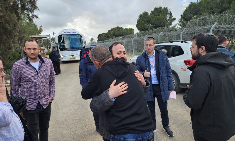 רבני אנגליה הגיעו לבארי והפכו לשגרירי הסברה