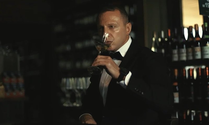 משעשע: השר יואל רזבוזוב מחקה את ג'יימס בונד. צפו