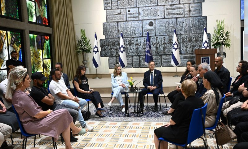 לקראת יום הזיכרון: הרצוג נפגש עם משפחות נפגעי פעולות האיבה