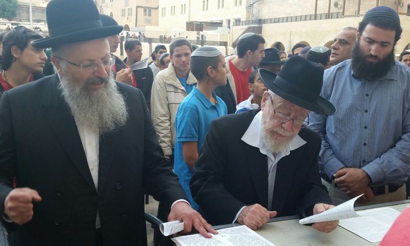 הרב אליהו והרב דב ליאור צעדו למקום הפיגוע; תיעוד