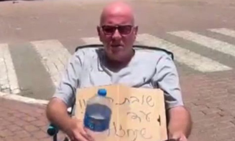 תומך של בנט שובת רעב עד לחזרתו. צפו בתיעוד