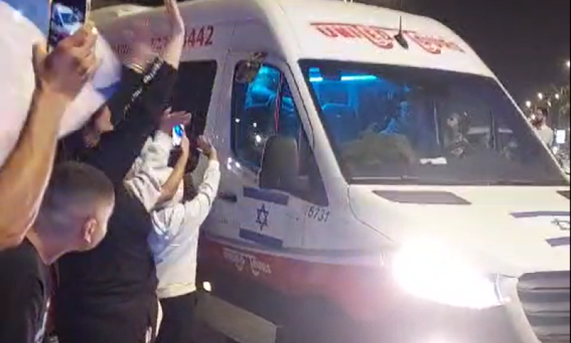 עם ישראל מתרגש: קבלת פנים של החטופים באופקים