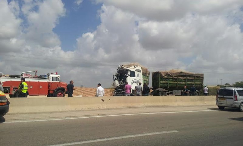 כביש 25: פצועים בהתנגשות בין אוטובוס למשאית