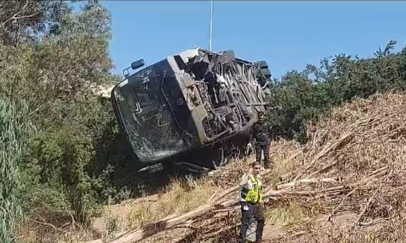 עשרות פצועים בהתהפכות אוטובוס. צפו בתיעוד מהזירה