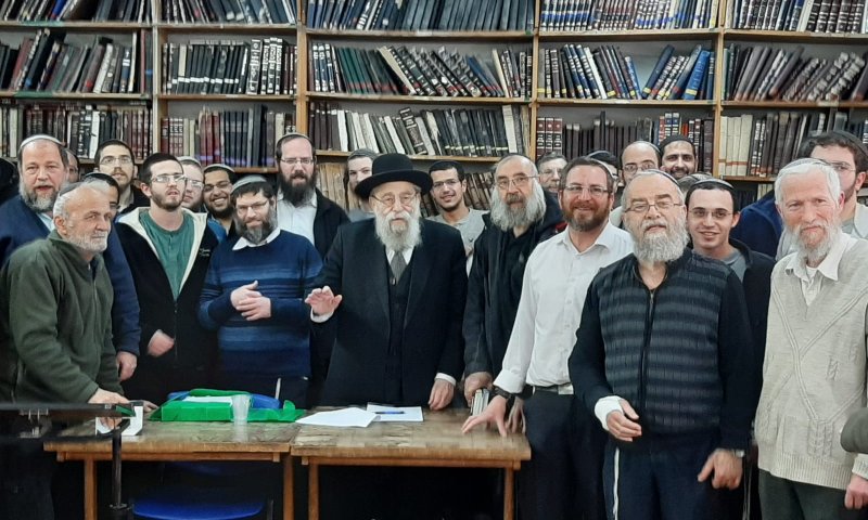 צפו: תלמידי ישיבת מרכז הרב באו לתמוך ברב שטרן