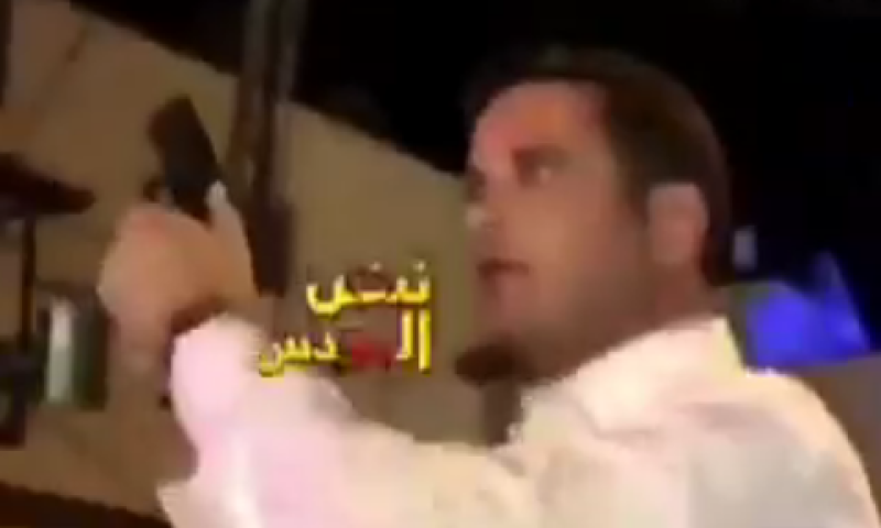 צפו: זמר חסידי נקלע ללינץ' בירושלים וירה באוויר