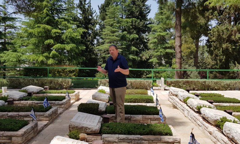 בעקבות הנופלים: סיור בהר הרצל עם אלידע בר שאול