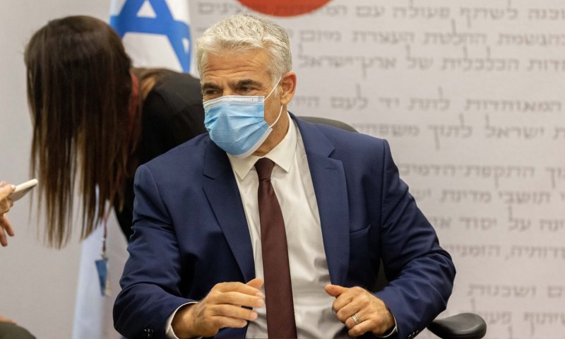 שר החוץ לפיד יוצא לקהיר עם מחווה ישראלית לנשיא