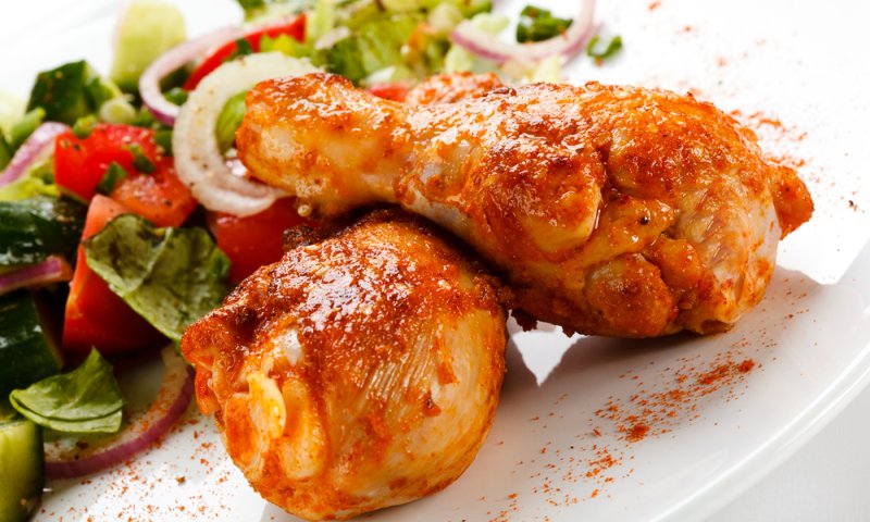 חגיגה בתנור: עוף צלוי לצד בטטות ותפוחי אדמה