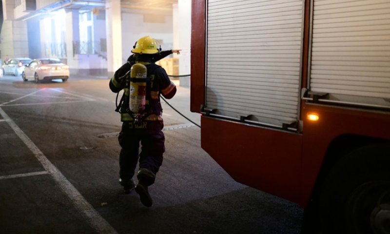 שריפה בקיסריה: שני צעירים נפצעו באורח בינוני
