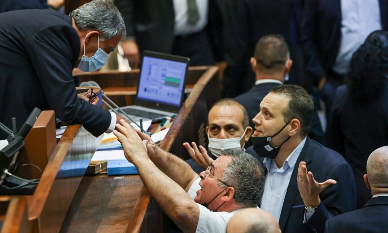 דרמה בכנסת: מיקי לוי הצביע נגד; חוק הדיינים נפל