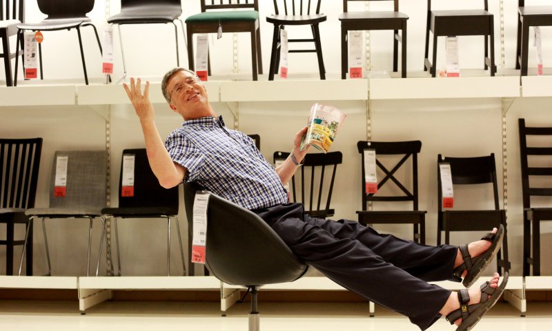 משעשע: אבשלום קור מתקן את השוודים