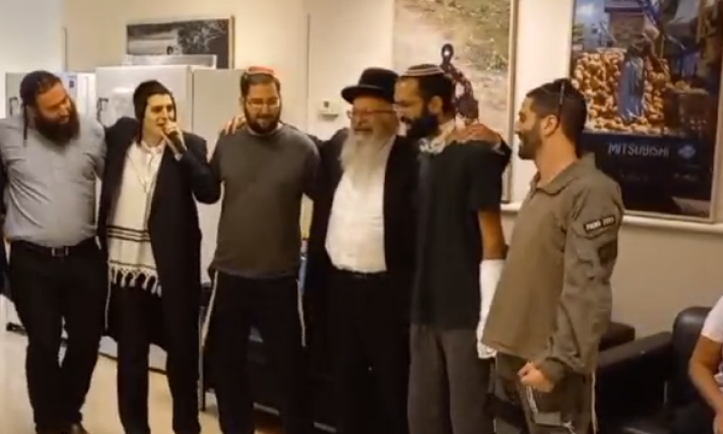 הפצוע הקשה מכרם שלום קם על רגליו | צפו