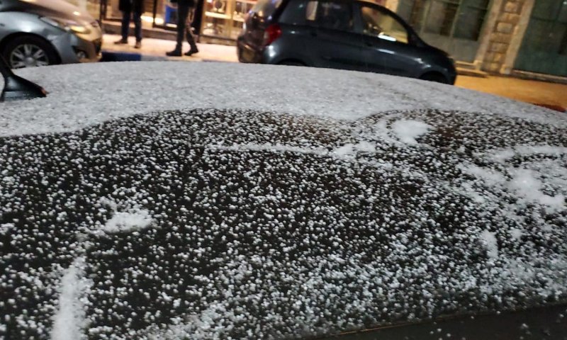 לקראת לילה קפוא: שלג החל לרדת בעיר צפת. צפו