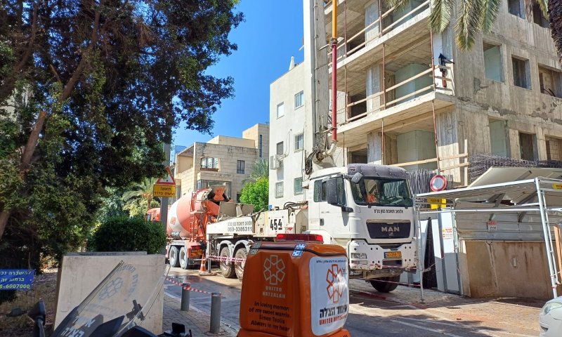 ת"א: 3 פועלי בניין נפצעו כתוצאה מפגיעת מנוף