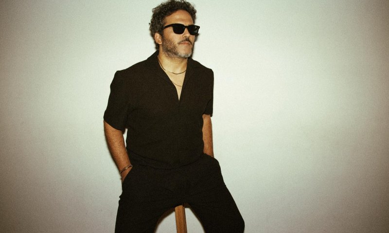 גיא מזיג מתמזג: אחרי שנים של עבודה לבד, הזמר לומד לשתף פעולה