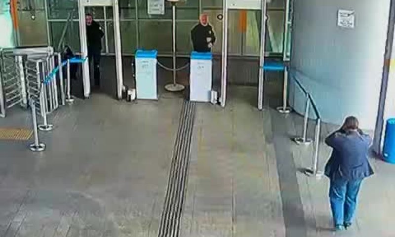 המחבל מסתער ודוקר אדם בגבו: תיעוד הפיגוע בחיפה