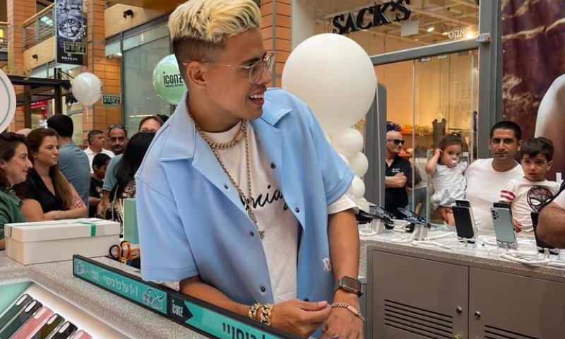 סטטיק הגיע להשקת הדוכן של iconz