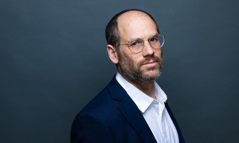 "פותח בדבר תורה, ומתחיל הקסם": אהרון רזאל על האלבום החדש