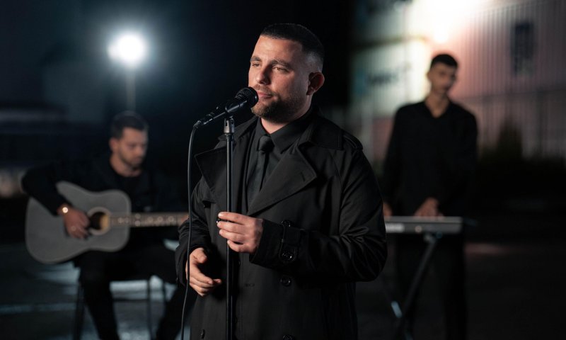 "יכול להיות עובד במה": המנהל לשעבר של עומר אדם נגד רואי אדם