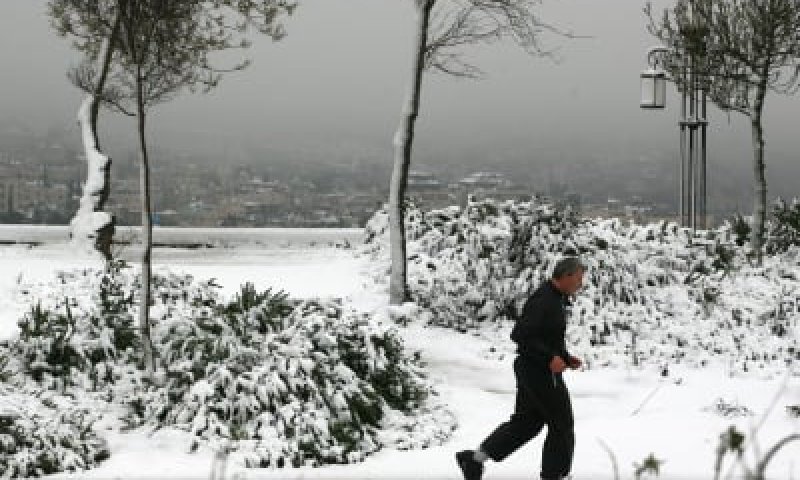 הרב אריאל: מותר לא ללכת לבית הכנסת