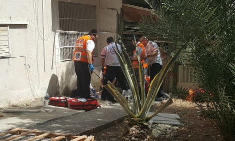 אל חצר השכנים: בת שנה וחצי נפלה מחלון ביתה