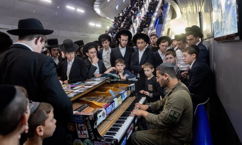 תמונת היום: המוני המפגינים סביב הלוחם החרדי במדים