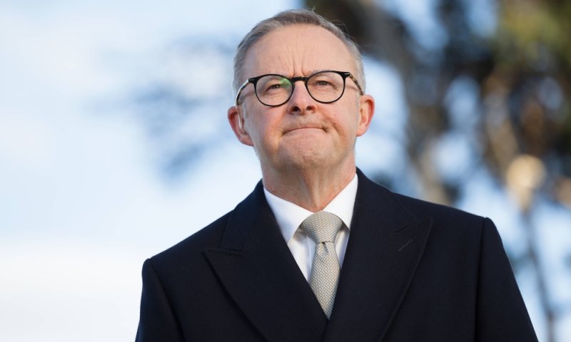 שבוע אחרי הטבח: אלבניזי התקבל בטקס הזיכרון בשריקות בוז