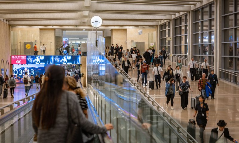 סקר: שליש מהערבים ורבע מהיהודים שוקלים לעזוב את ישראל