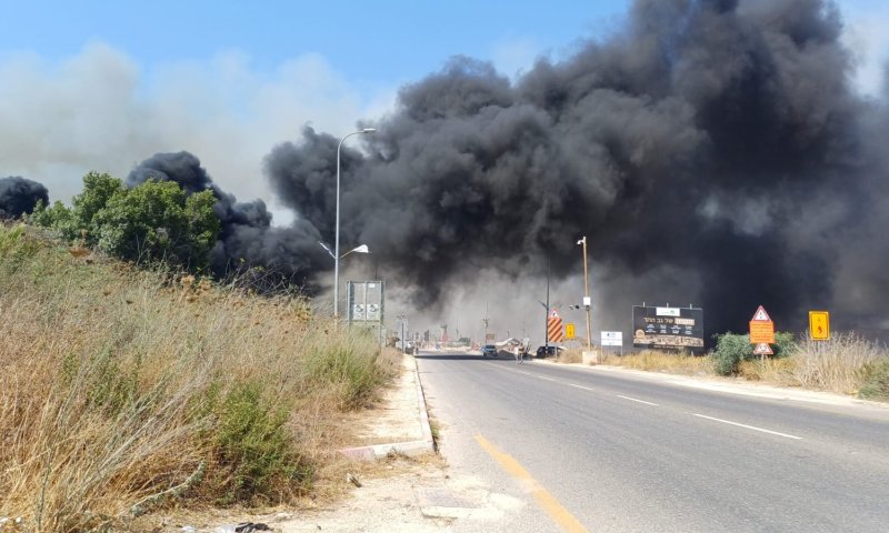 האש מתפשטת לעבר המפעלים: שריפה פרצה סמוך לגבעת רונן