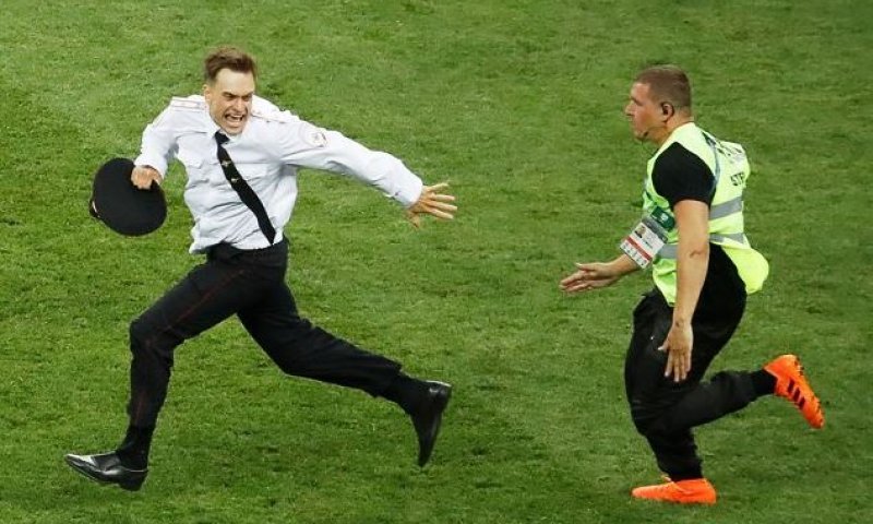 חשד: הפעיל שפרץ לדשא בגמר המונדיאל הורעל