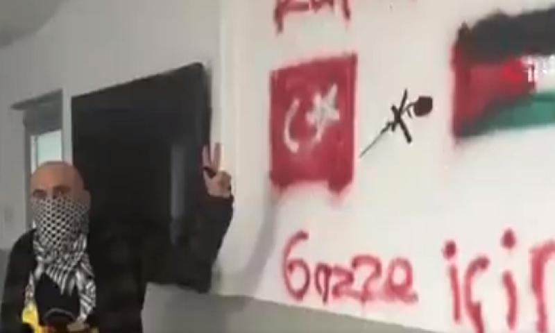 טורקיה: חמוש מחזיק בני ערובה במחאה על המלחמה