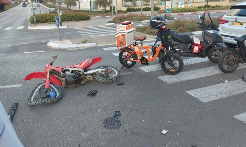 נתניה: רוכב אופנוע נפגע מרכב, מצבו קשה