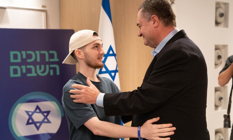 כ"ץ נפגש עם שורד השבי: "זכיתי בחיים מחדש"