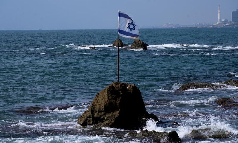 אישה כבת שבעים טבעה בחוף הילטון: מצבה אנוש