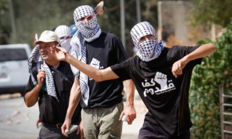 תוך דקות- שני פיגועים: אוטובוס יהודי נרגם באבנים