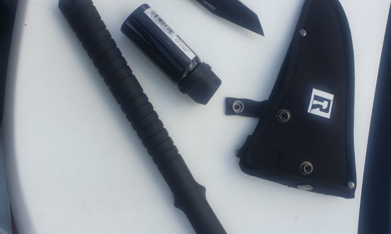 שוטרים עצרו רכב חשוד ומצאו כלי תקיפה שונים