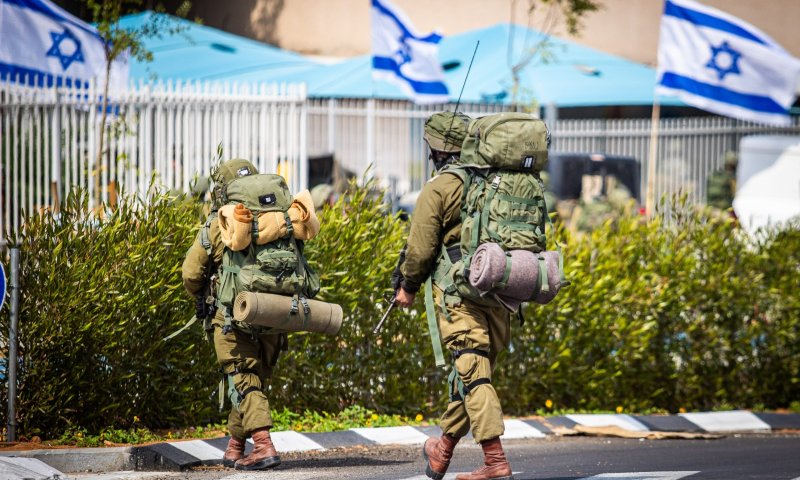 חייל גנב כרטיסי אשראי של לוחמים ונתן לנער בדואי