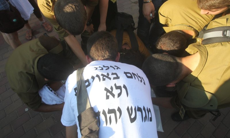 הצלמת מירי צחי: חיילי גולני לבשו את החולצות מרצונם