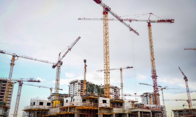 פועל נפל מגובה 2 מטר במהלך עבודתו בחיפה; מצבו קשה