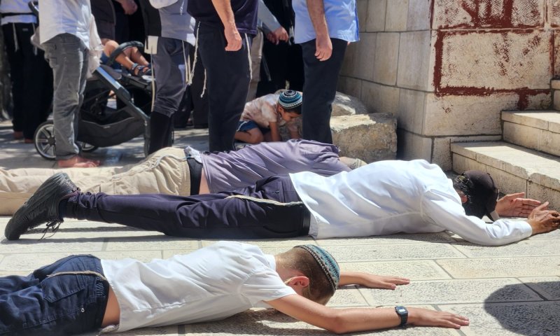 בדרך לסערה נוספת? ראש הישיבה השתחווה בהר הבית | צפו