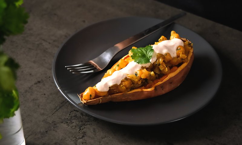 בטטות אפויות במילוי תפוח עץ וחומוס עם ראס אל חנות