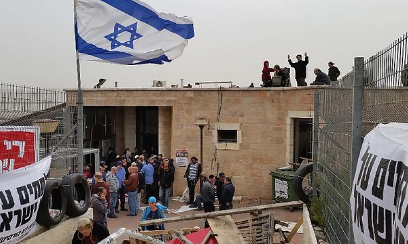 מאות בני נוער מתבצרים בבית הכנסת בגבעת זאב