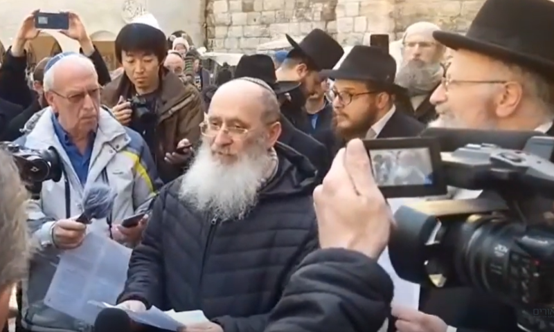 צפו: הרב שרקי מתפלל בכותל למען חולי הקורונה